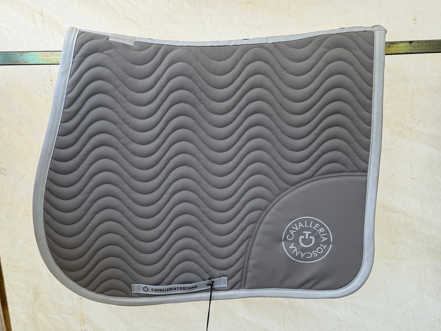 Tapis Cavalleria Toscana CT Double Orbit Wave Quilted Jumping gris bord blanc