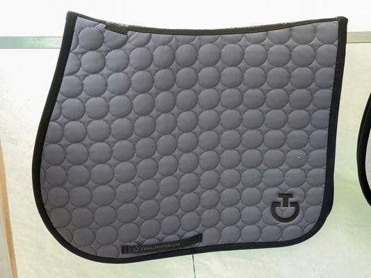 Tapis Cavalleria Toscana Quilted Jumping Gris bord Noir